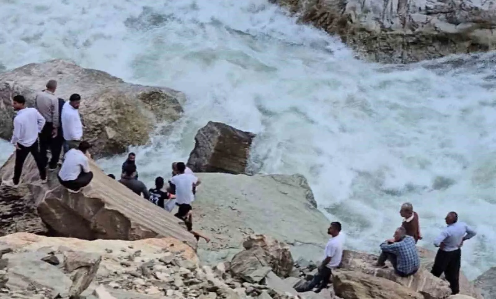 Serinlemek için girdiği Habur Çayı’nda kayboldu