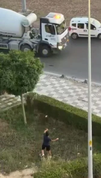 Seyir halindeki araçları taşladılar