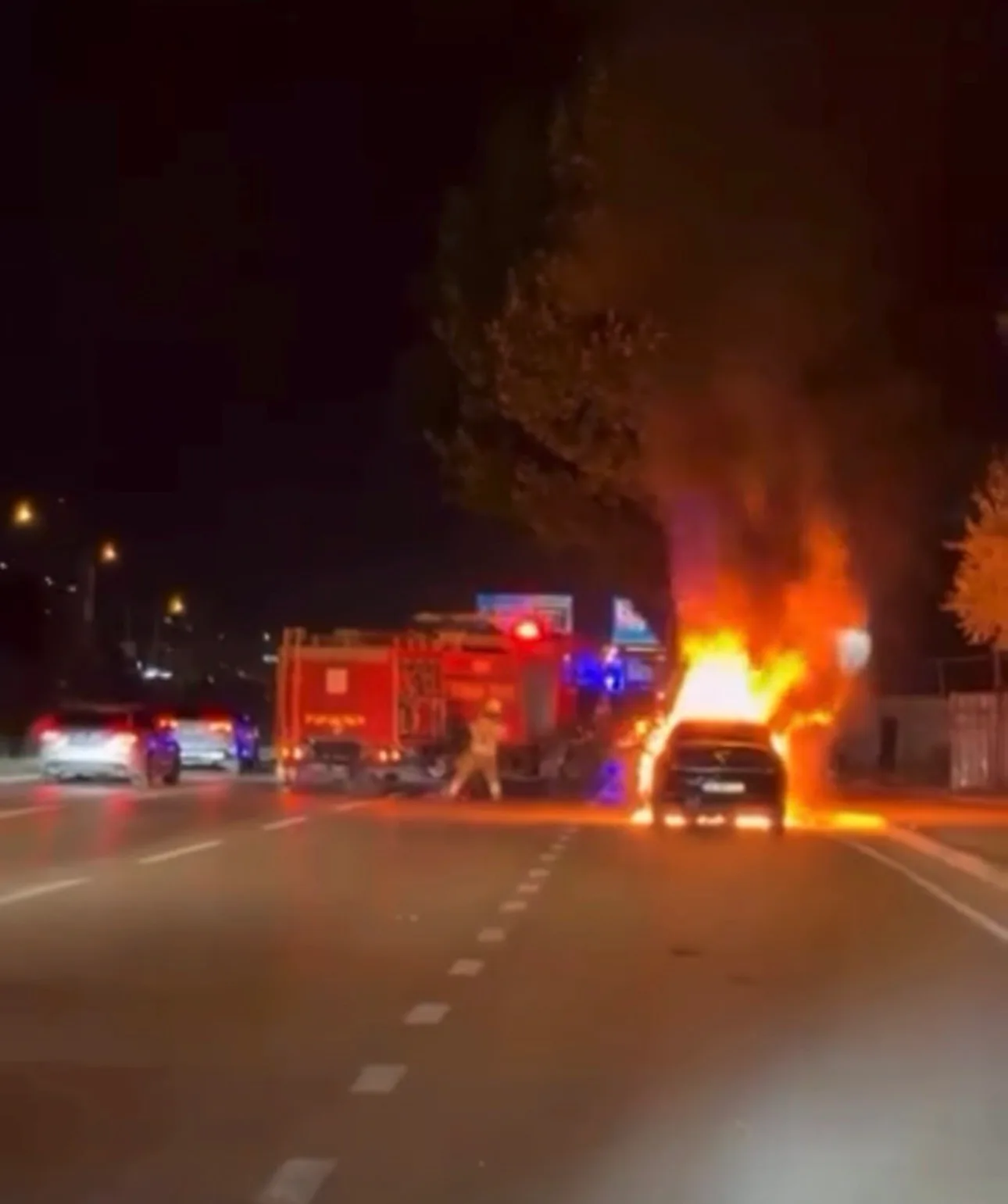 Seyir halindeki otomobil alev topuna döndü