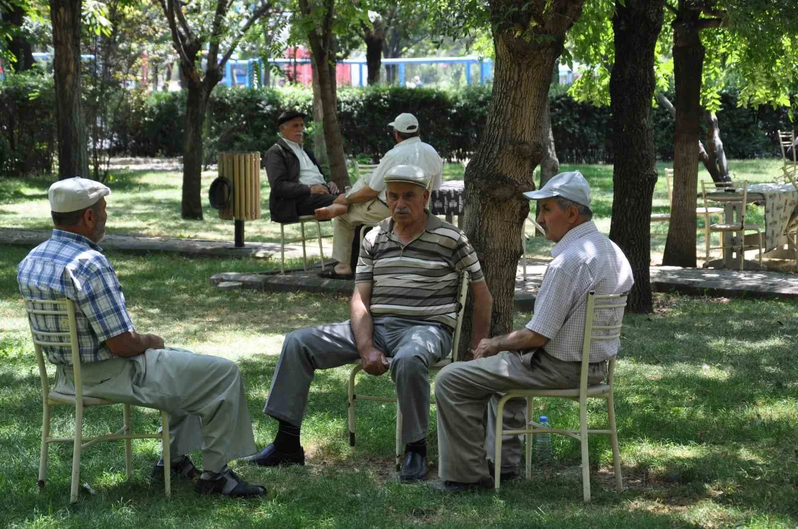 Sıcak havalarda susuzluk hissi olmasa bile her gün en az 2-2,5 litre sıvı tüketilmeli