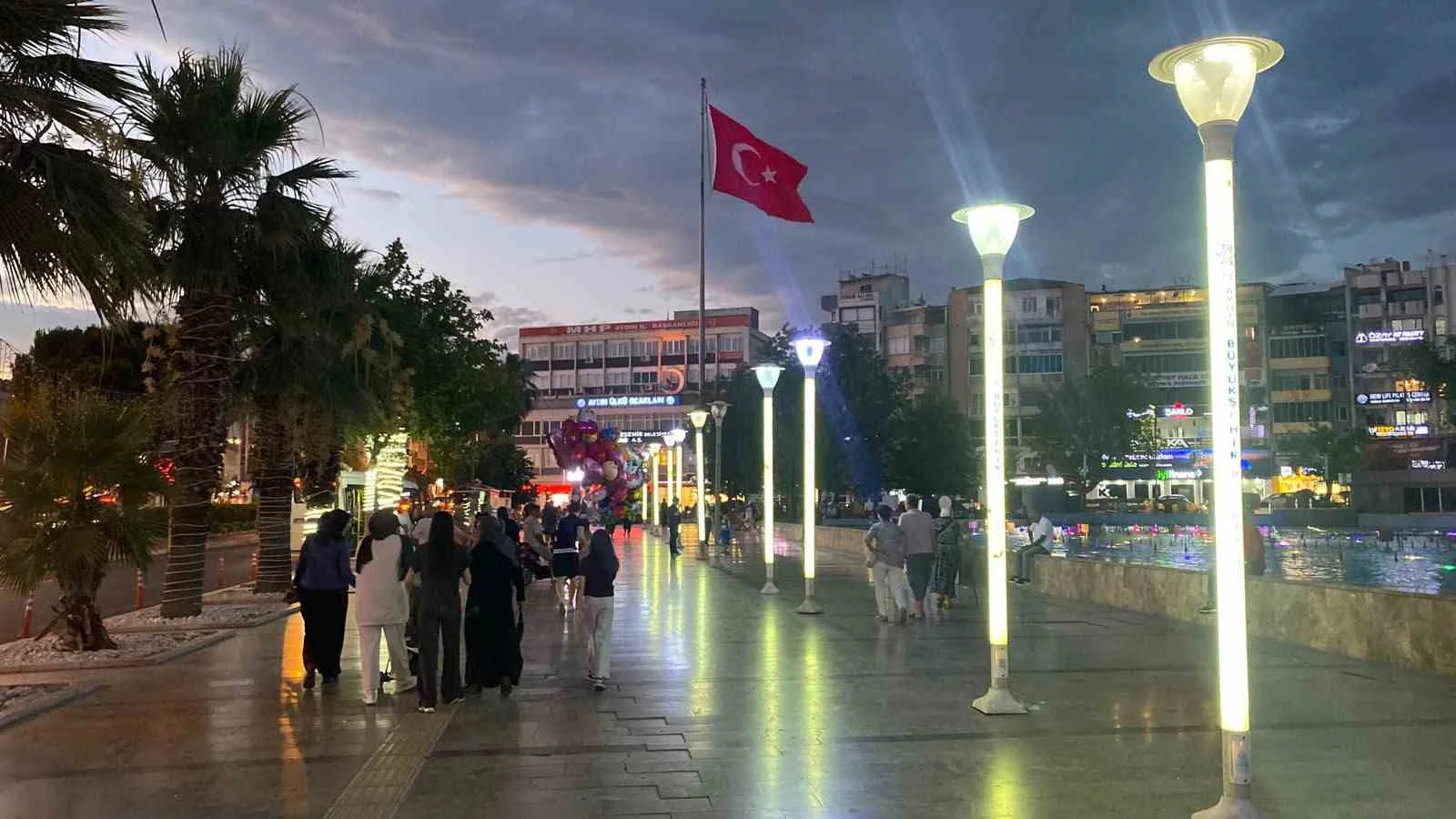 Sıcaktan bunalan vatandaşlar akşam serinliğinde nefes alıyor