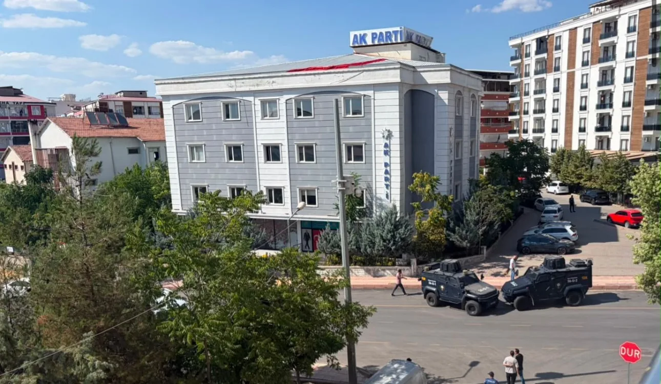 Siirt’te AK Parti il binası önüne bırakılan şüpheli çanta kontrollü patlatıldı