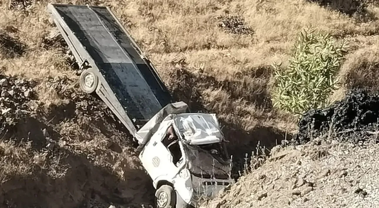 Siirt’te çekici şarampole devrildi: 2 yaralı