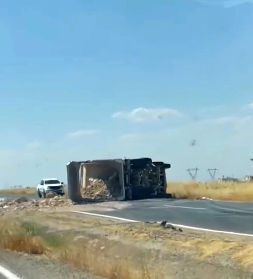 Siirt’te kamyon devrildi: 1 yaralı