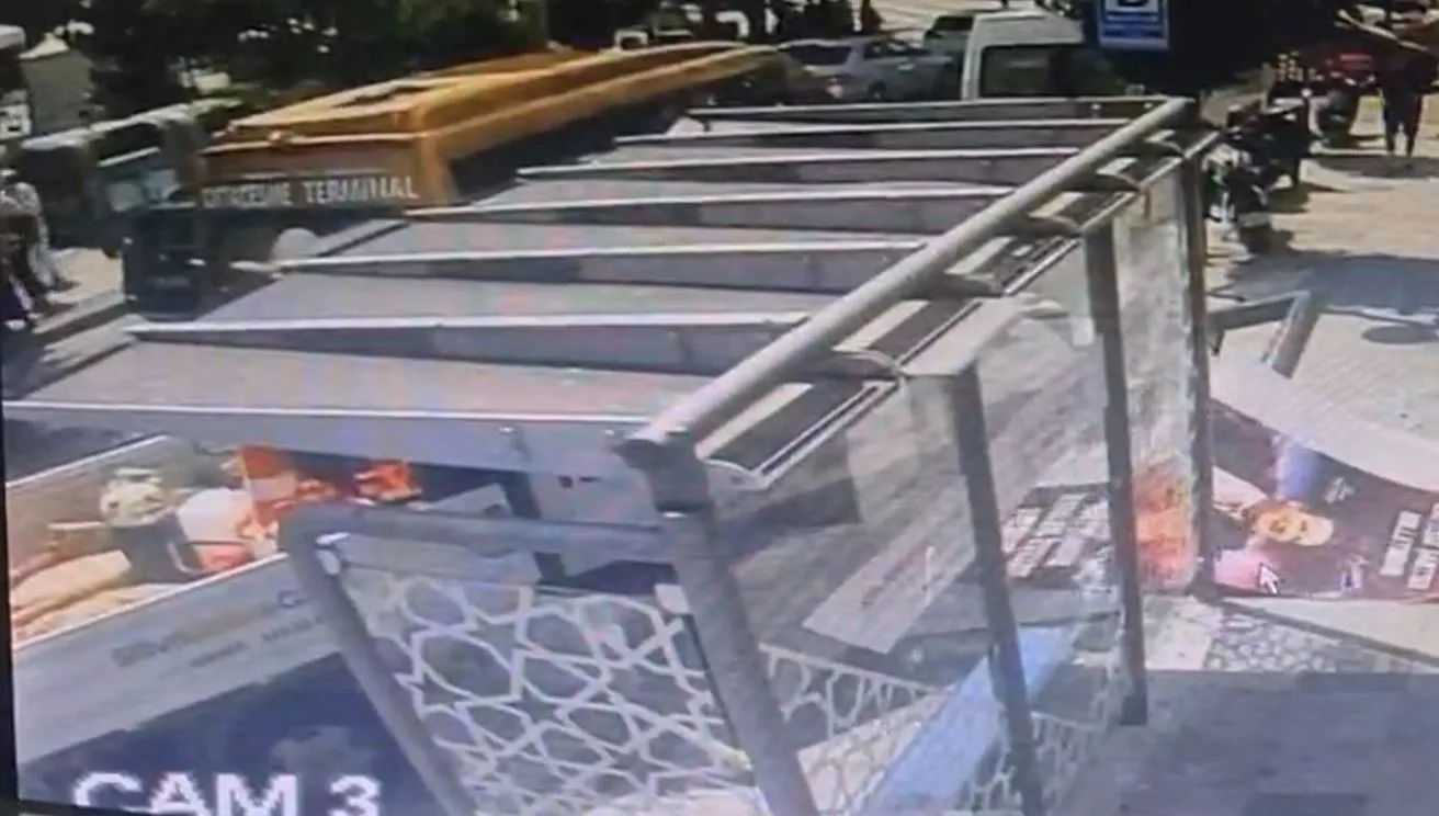 Silivri’de kamyonet durağa daldı: 1 kadın yaralandı
