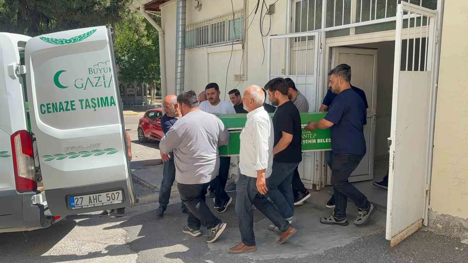 Sınava giderken geçirdiği kaza sonrası hayatını kaybeden gencin cenazesi ailesine teslim edildi
