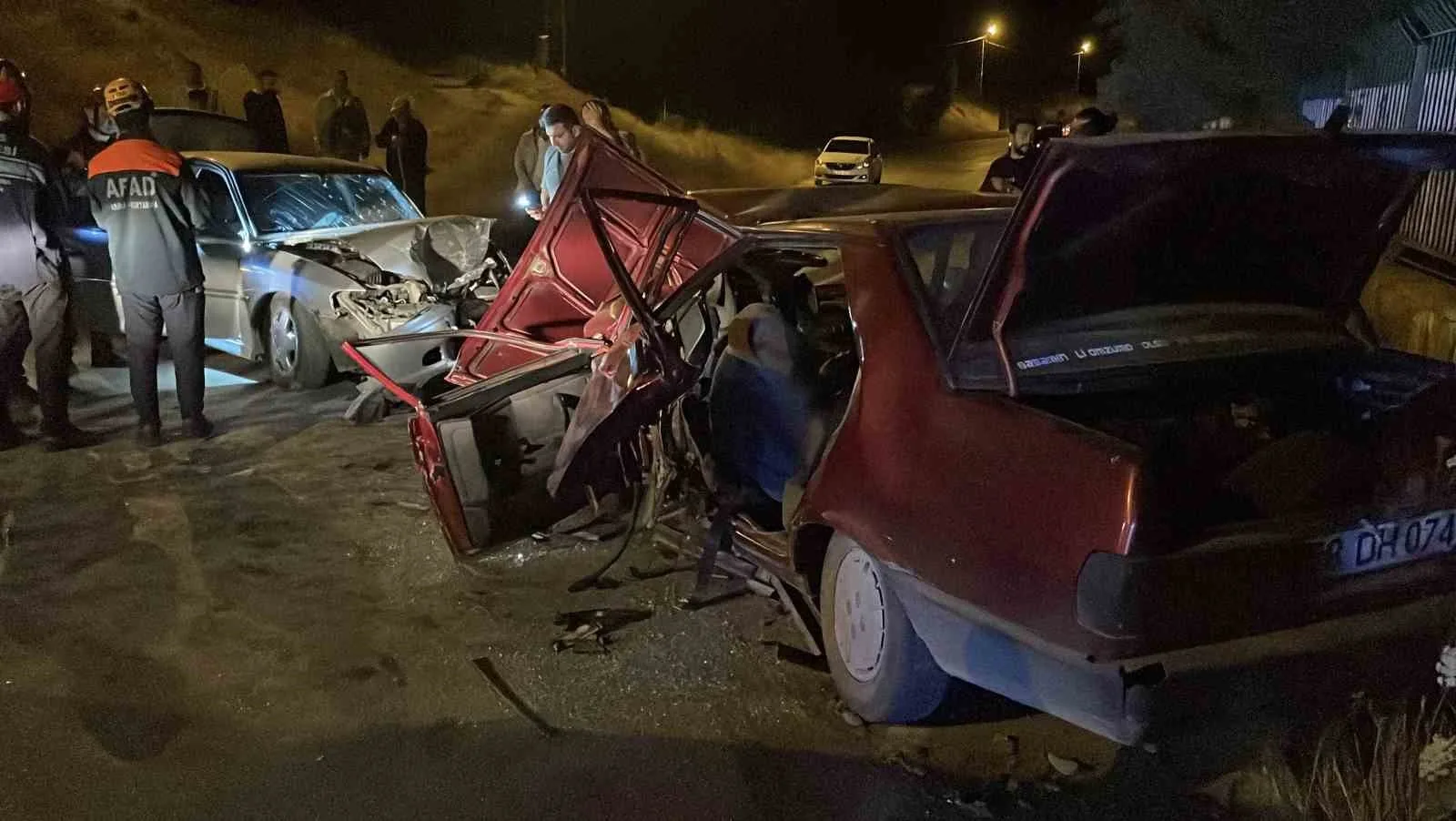 Sivas’ta gece saatlerine iki otomobilin çarpıştığı kazada 1 kişi öldü, 5 kişi yaralandı