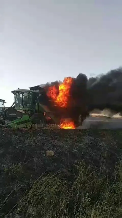 Sivas’ta hasat sırasında biçerdöver alev topuna döndü