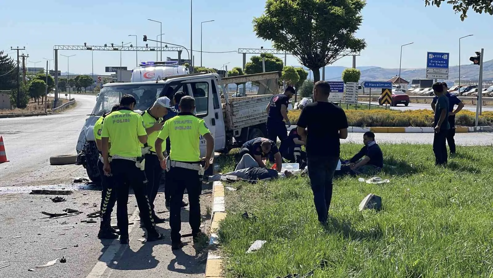 Sivas’ta kamyonetler çarpıştı: 5 yaralı