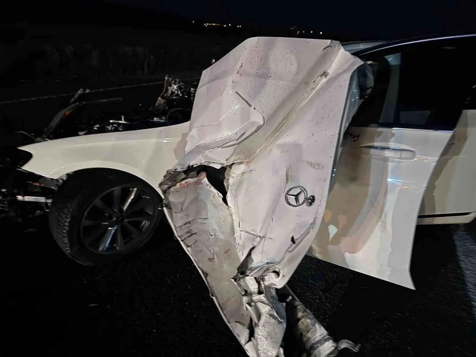 Sivas’ta traktöre çarpan Mercedes hurda yığınına döndü: 4 yaralı