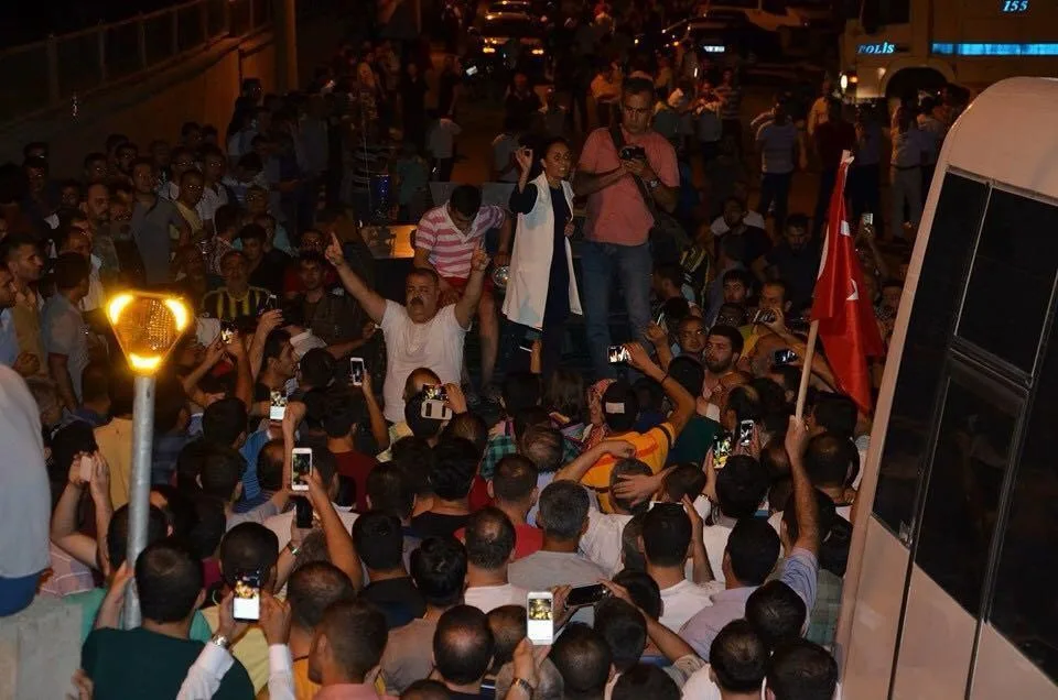 Sokağa çıkma yasağını hiçe saydılar, darbecilere geçit vermediler