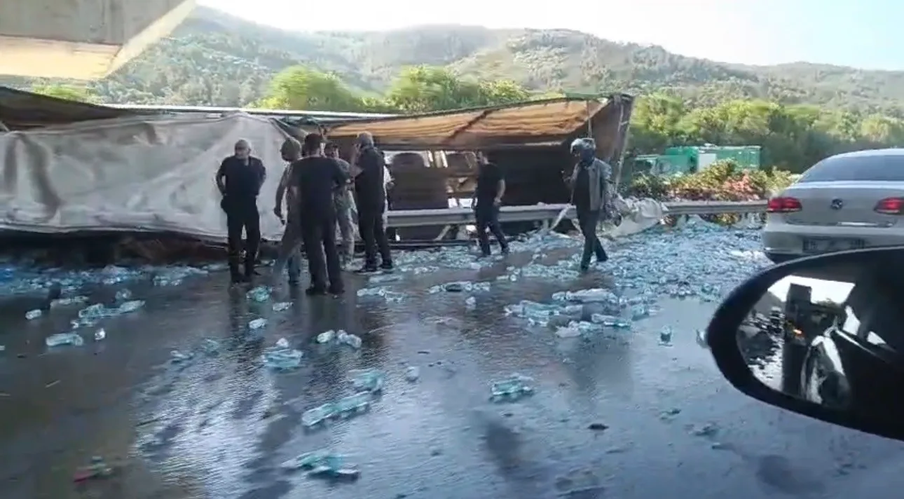 Su yüklü tır hızlı tren köprüsü ayağına çarptı : Sürücü hayatını kaybetti