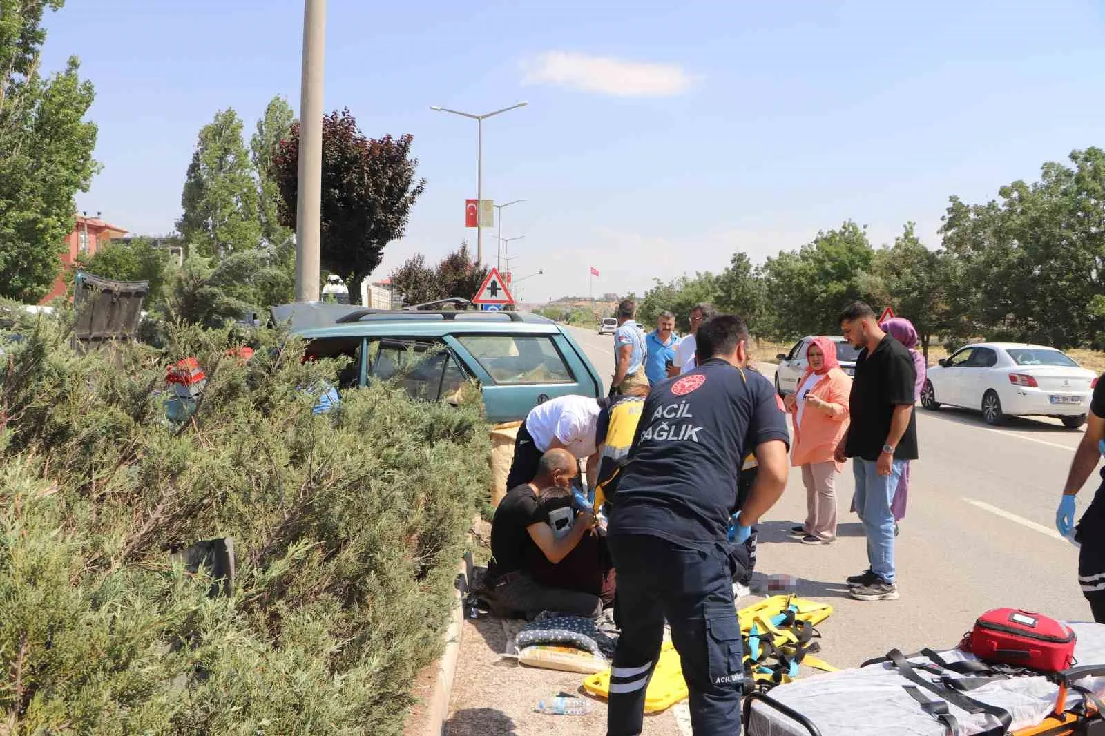 Sürücü, kazada yaralanan eşine sarılarak başında bekledi
