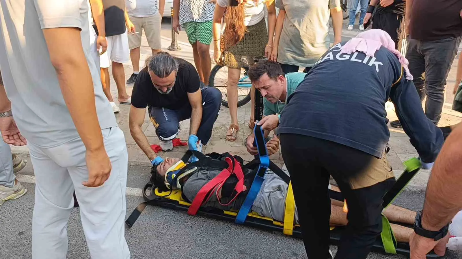 Sürüklenen motosiklet yayaların arasına daldı: 3 yaralı