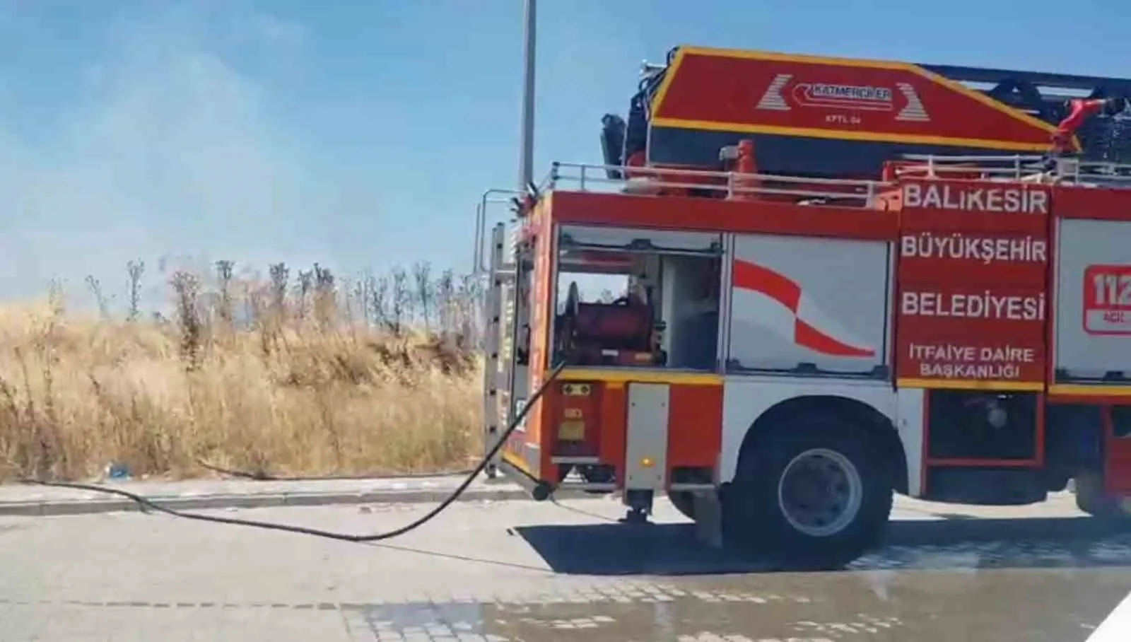 Susurluk’ta pazar alanına yakın ot yangını