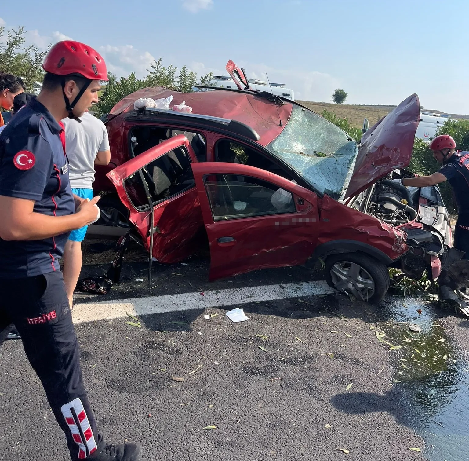 TAG Otoyolu’nda otomobil bariyerlere çarptı: 1’i çocuk 5 yaralı
