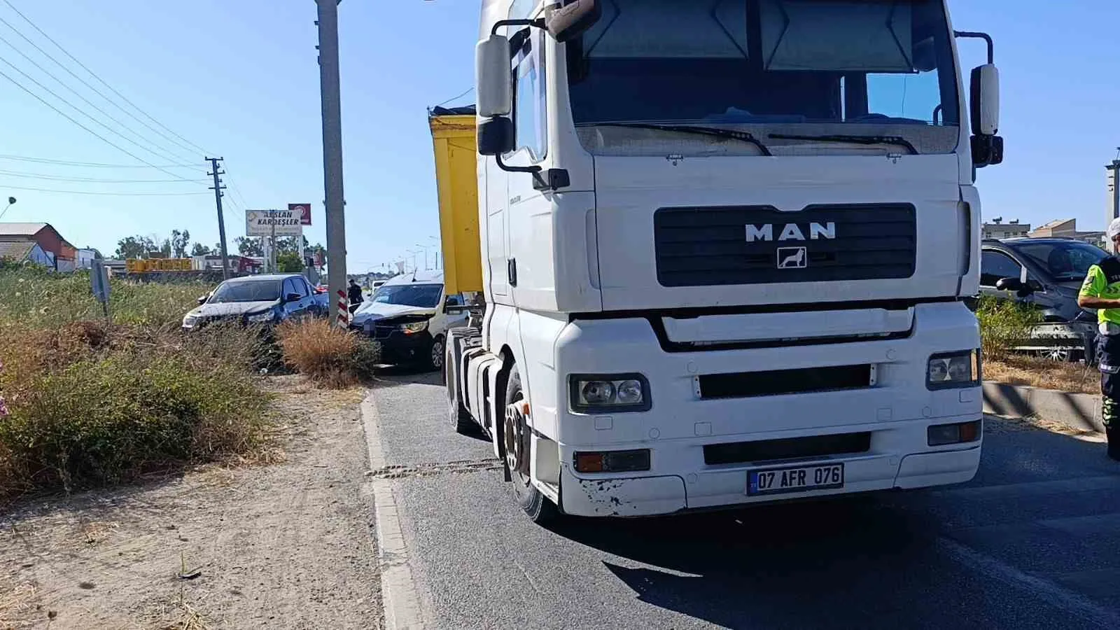 Tali yola sapan kamyona çarpmamak için Kent Güvenlik Yönetim Sistemi direğine çarptı