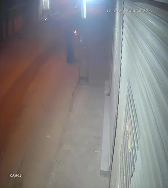 Tanınmamak için kadın kılığına girip silahlı saldırı düzenledi