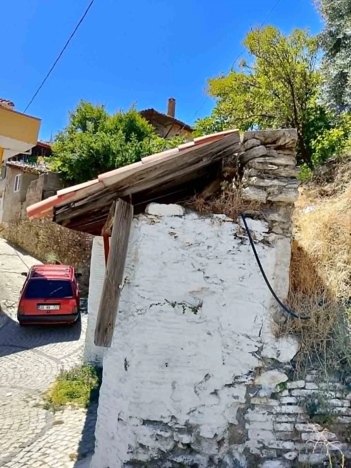 Tarihi çeşmenin çatısı tehlike altında