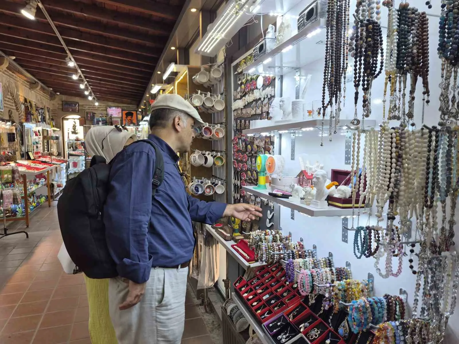 Tarihi külliyedeki lüle taşı stantlarında turist hareketliliği