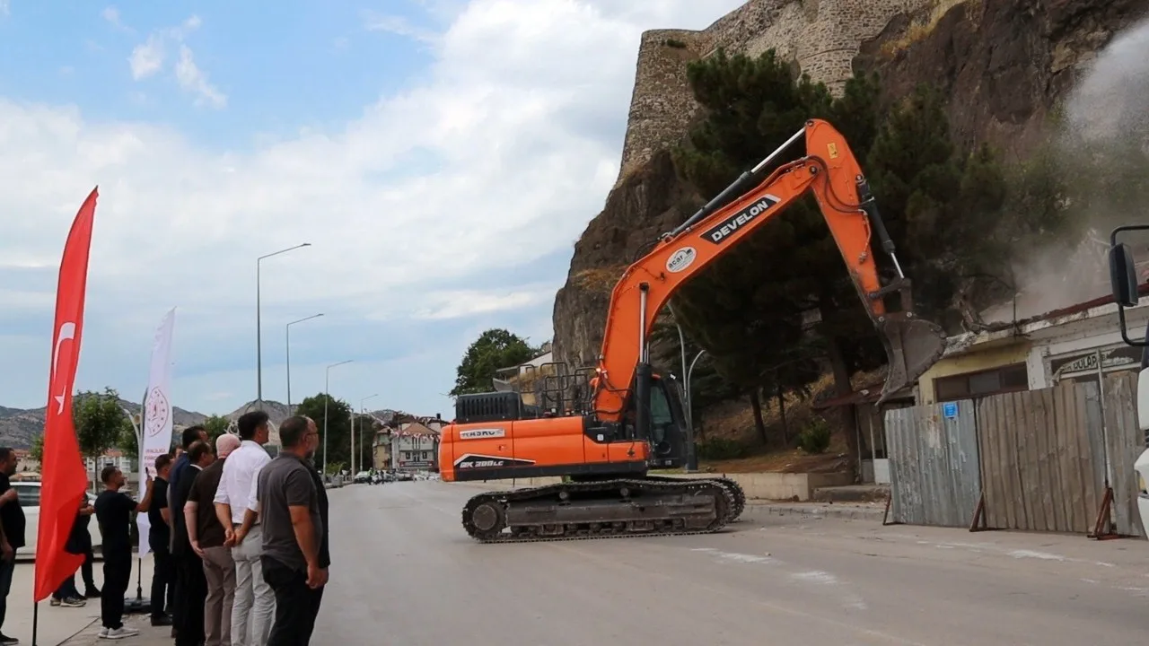 Tarihi Osmancık Kalesi çevresinde 98 riskli bina yıkılıyor: Bölge park ve sosyal yaşam alanı olacak