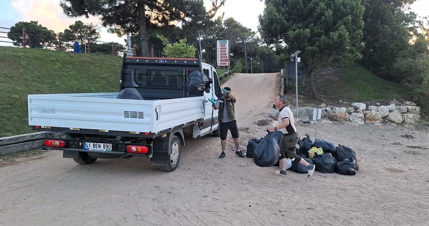 Tatilcilerin akınına uğrayan Kandıra’da 387 ton atık toplandı