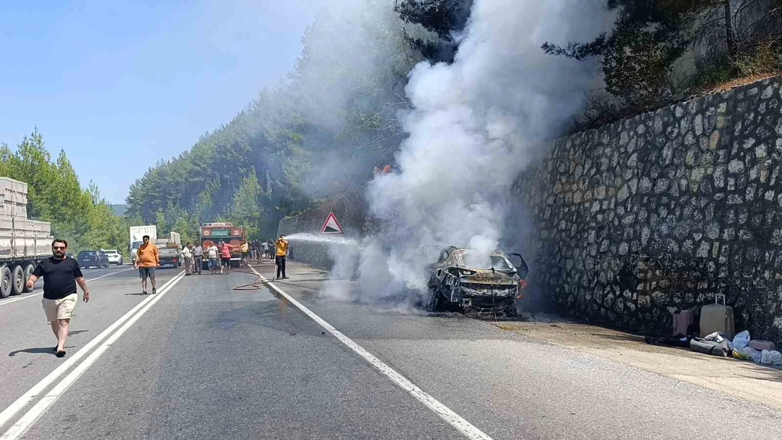 Tatilden dönen ailenin otomobili alev alev yandı muhtemel faciadan dönüldü