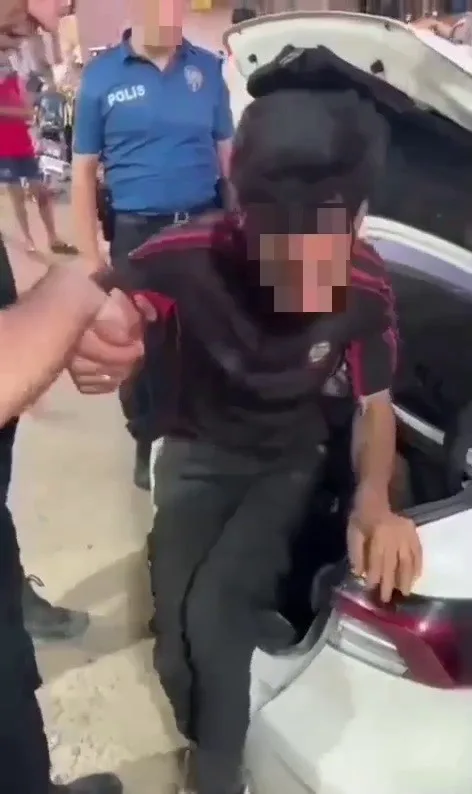 Tıka basa göçmen doldurulan otomobilin bagajından 4 göçmen çıktı