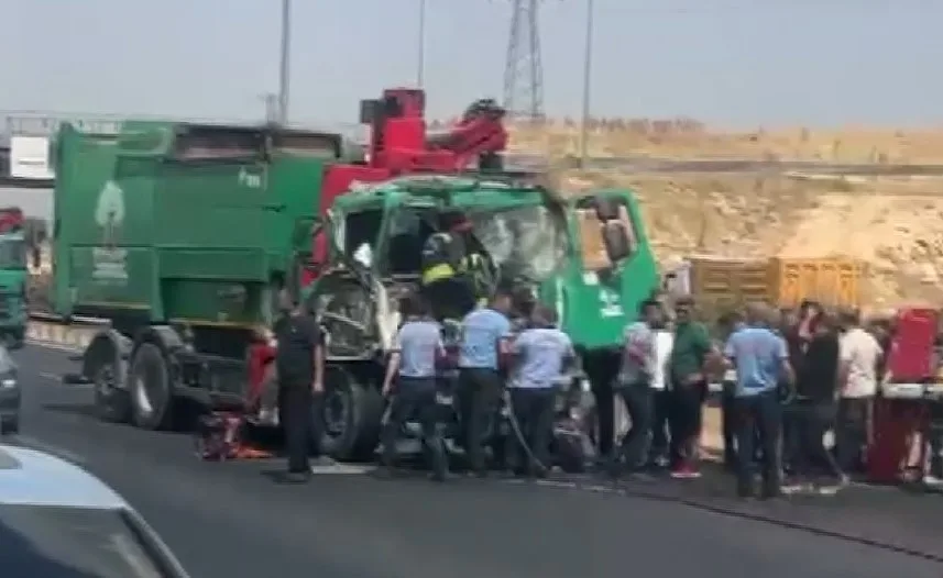 Tıra arkadan çarpan çöp kamyonunun sürücüsü ağır yaralandı