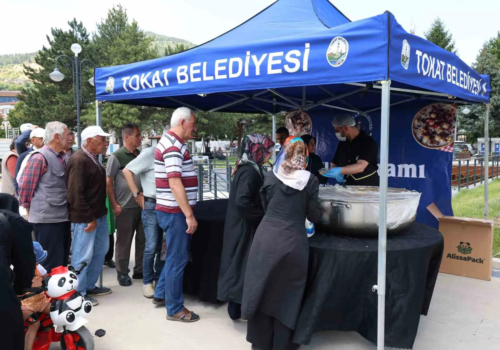 Tokat Belediyesi’nden 12 bin kişiye aşure ikramı