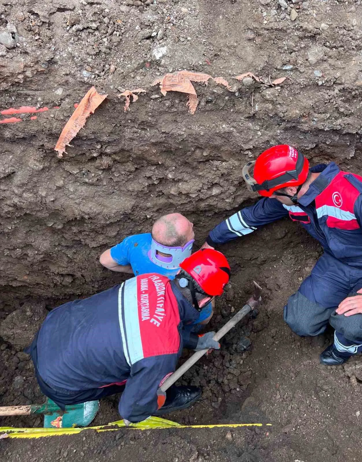 Trabzon’da belden aşağısı toprak altında kalan işçiyi itfaiye ekipleri kurtardı