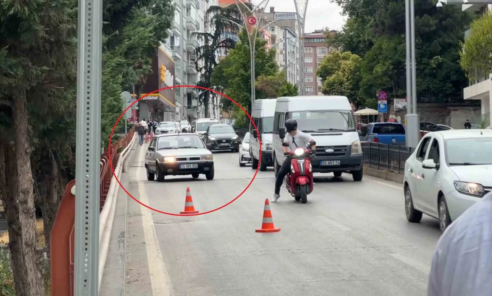 Trafik denetimini görünce anayolda geri geri kaçtı, motorize polis yakaladı