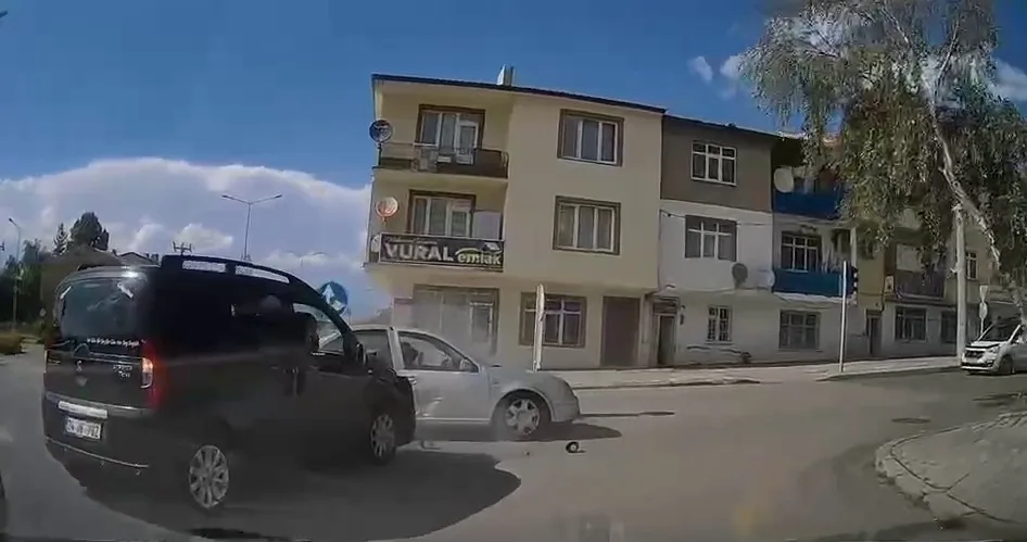 Trafik kazası anbean araç kamerasında