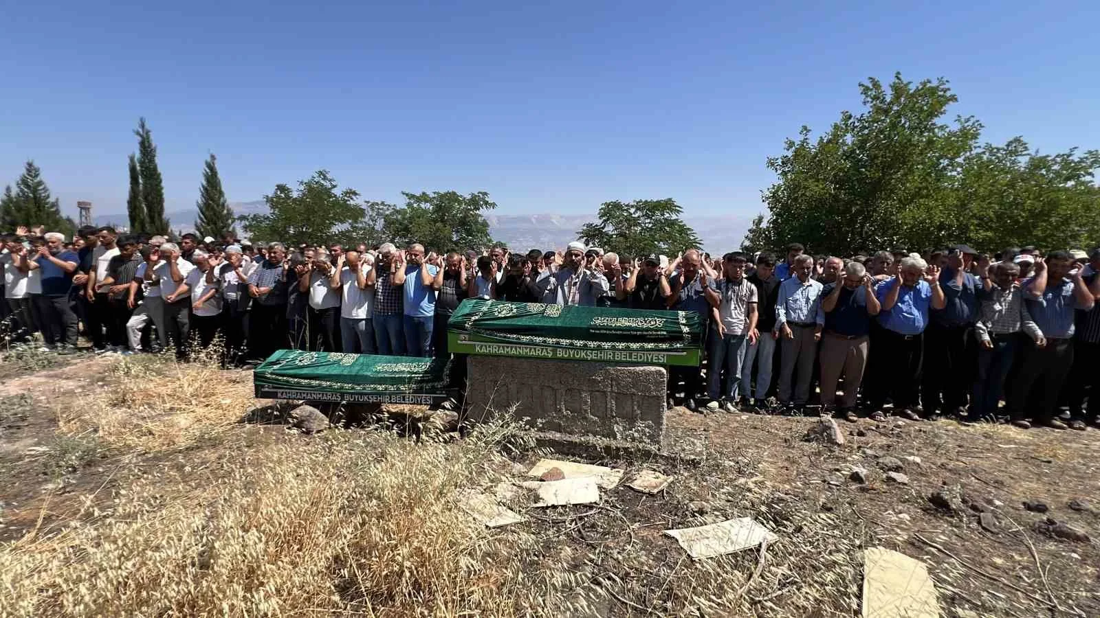 Trafik kazasında hayatını kaybeden anne-oğul Kahramanmaraş’ta son yolculuğuna uğurlandı