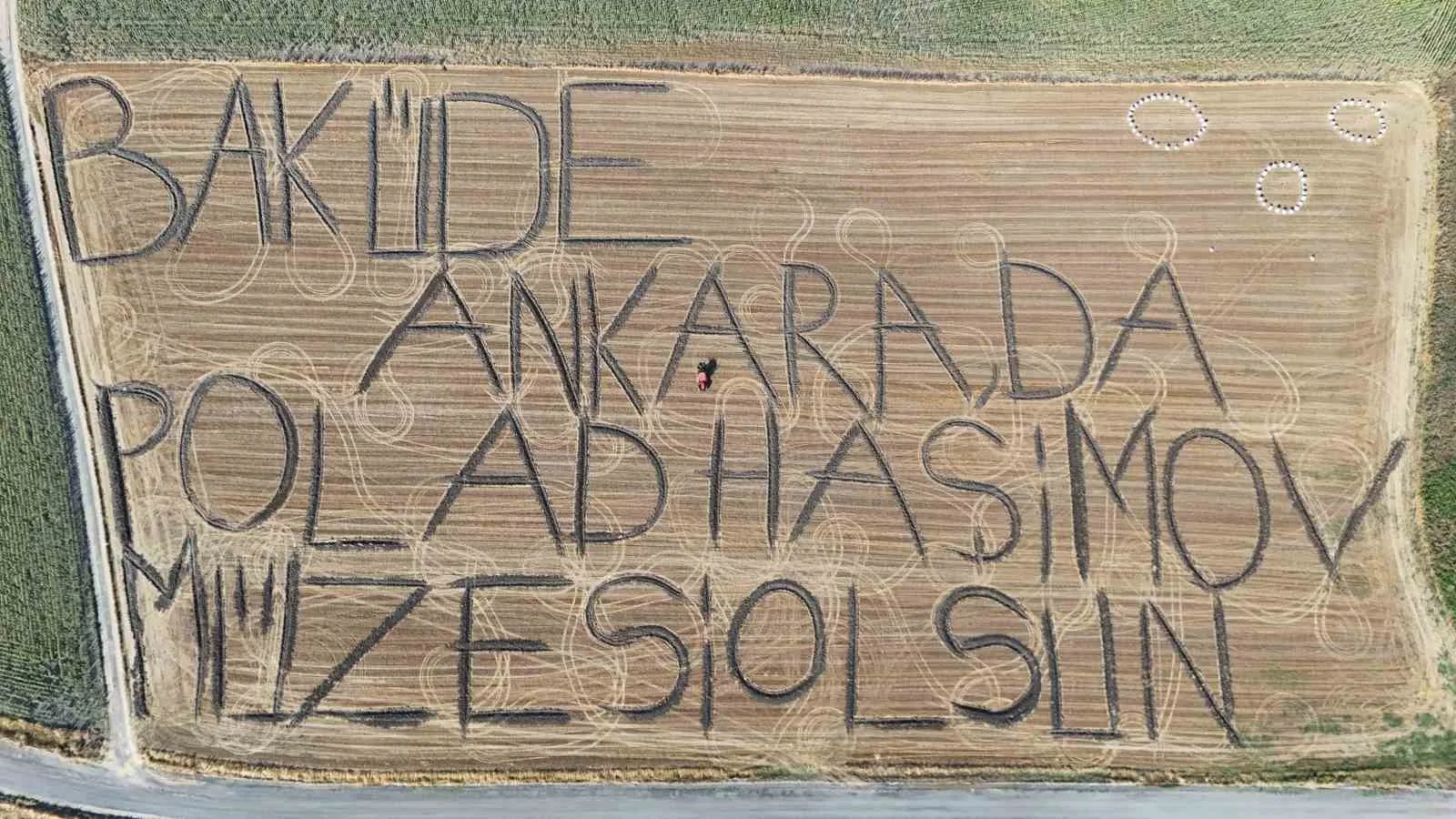 Traktörüyle tarlaya yazdı: "Bakü’de, Ankara’da Polad Haşimov Müzesi Olsun"