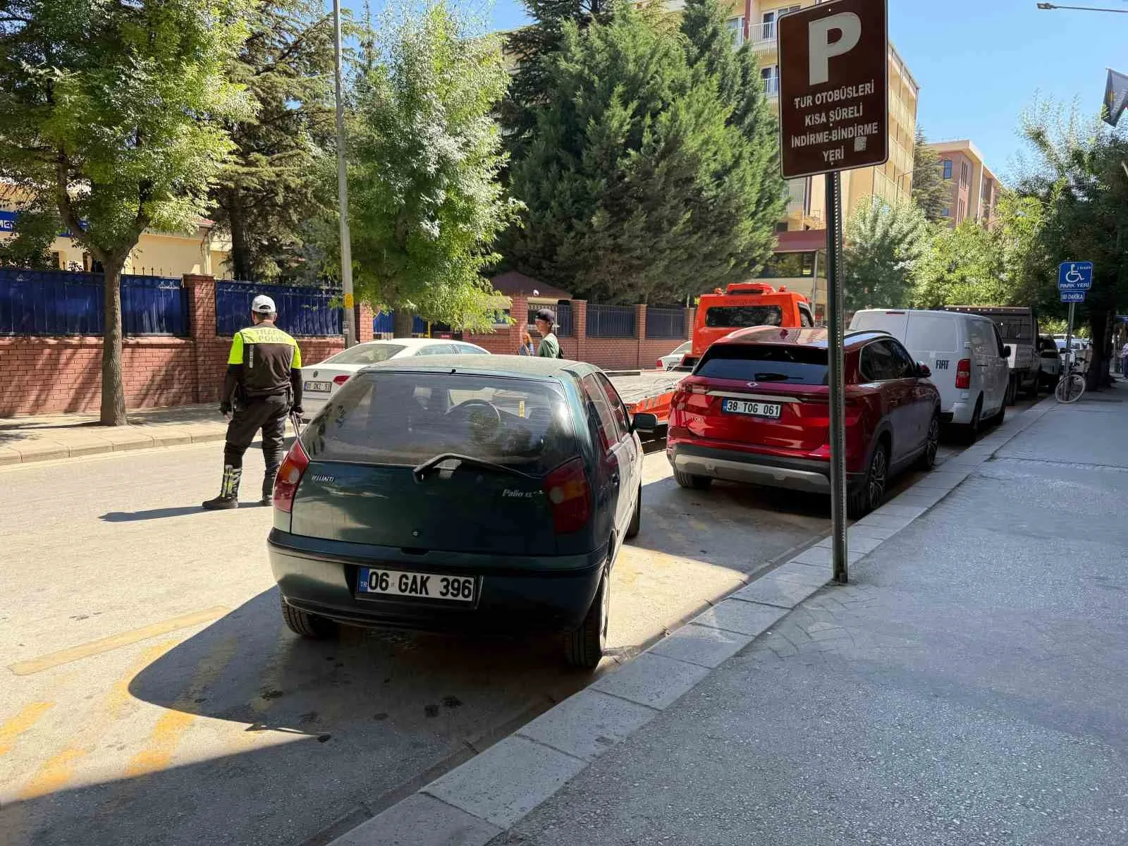 Tur otobüslerine ayrılan alana park eden araçlar ceza kesildi
