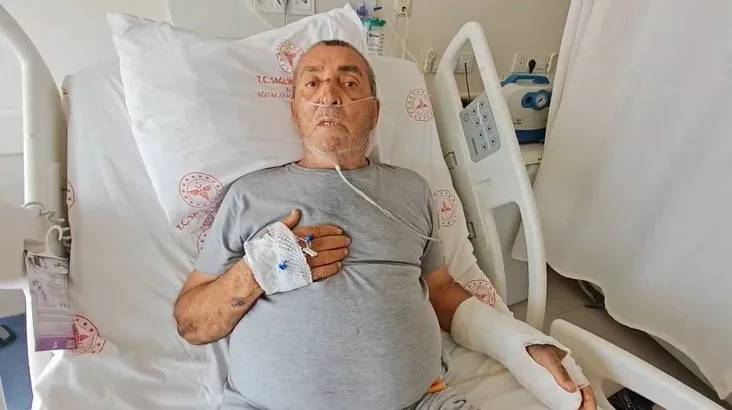 Tur otobüsünün sıkıştırdığını iddia ettiği motosiklet sürücüsü ağır yaralandı
