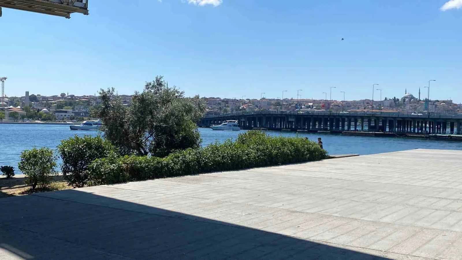 Tur teknesi köprünün ayağına çarptı, dengesini kaybeden personel suya düştü