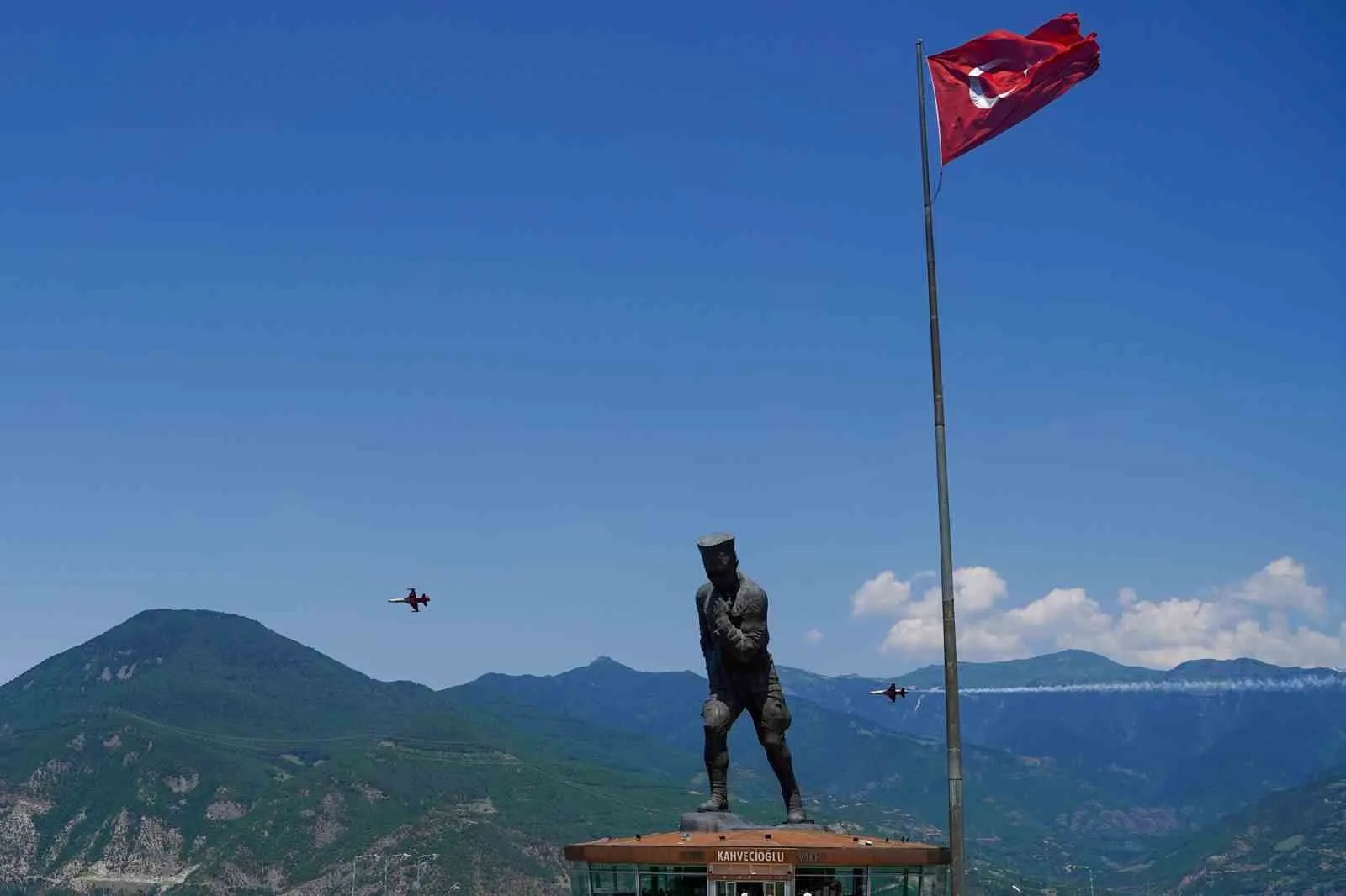 Türk Yıldızları Artvin semalarında prova uçuşuyla nefes kesti