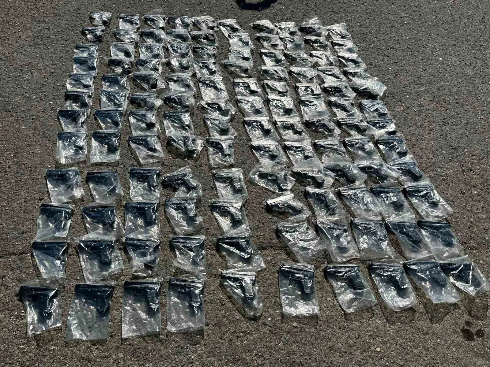 Tuzla’da durdurulan otobüsten cephanelik çıktı: 120 silah ele geçirildi