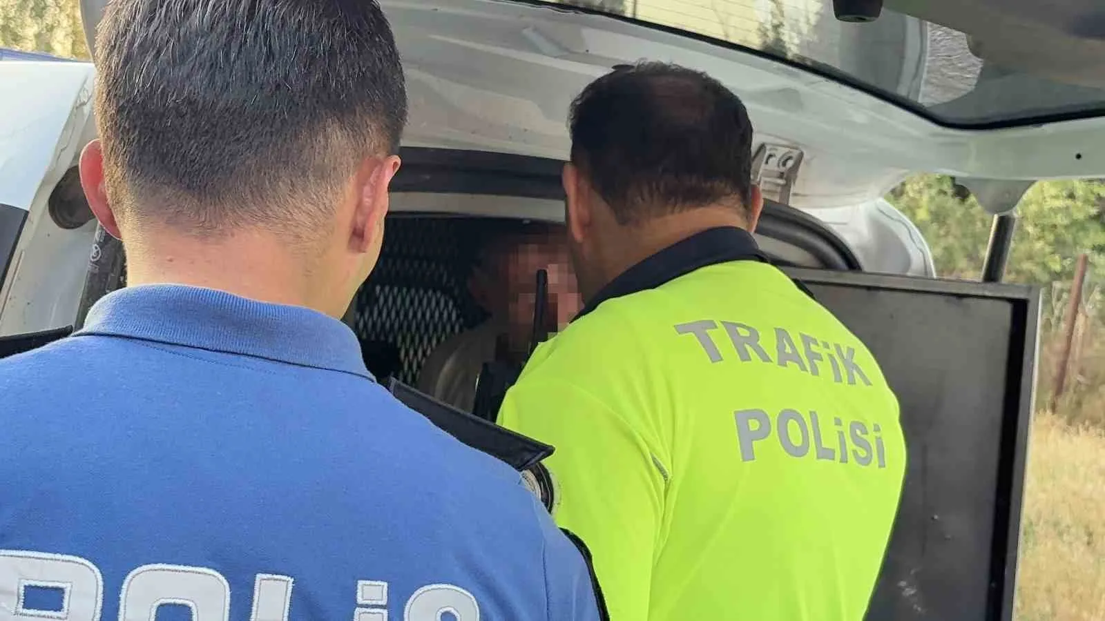 Uygulamada kimlik kontrolü yapılan çocuğun babası ekiplere mukavemet gösterdi
