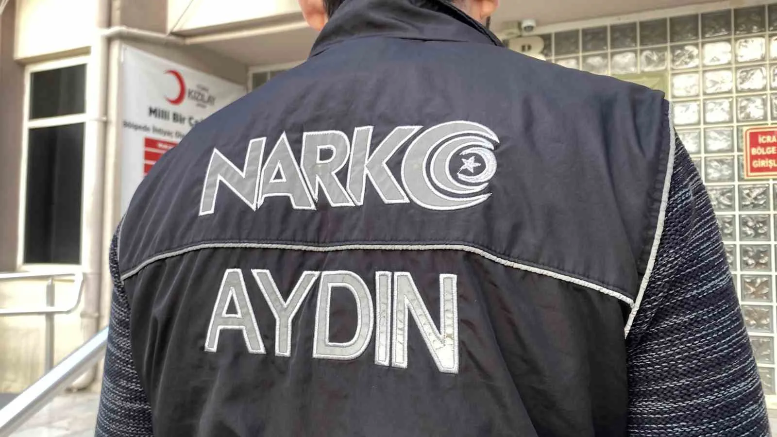 Uyuşturucu tacirleri polisten kaçamadı: 3 gözaltı