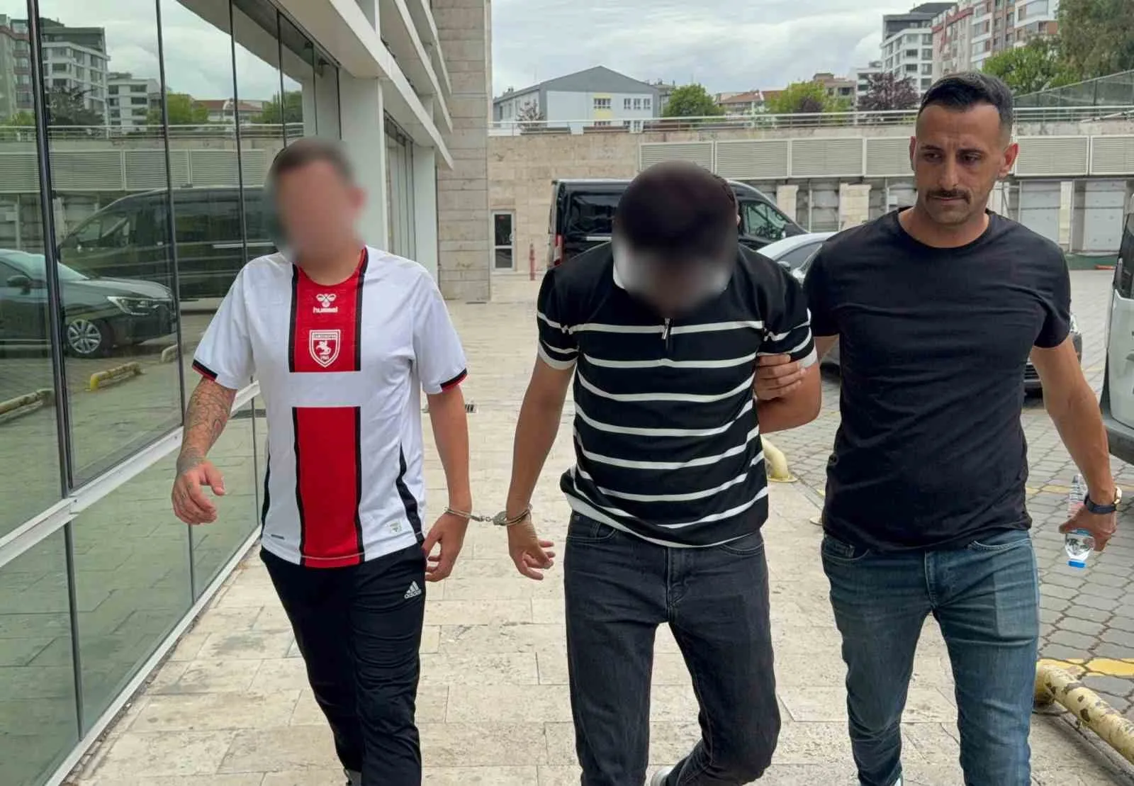 Uyuşturucu ticaretinden 2 kişi adliyeye sevk edildi