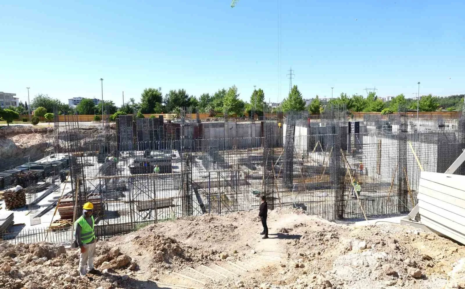 Vali Küçük, yapımı süren kültür merkezinde incelemelerde bulundu