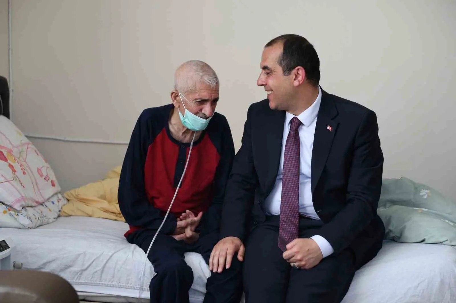 Vali Taşolar’dan, Tuzluca Şehit ve Gazi Aileleri Derneği Başkanı Türkan’a geçmiş olsun ziyareti