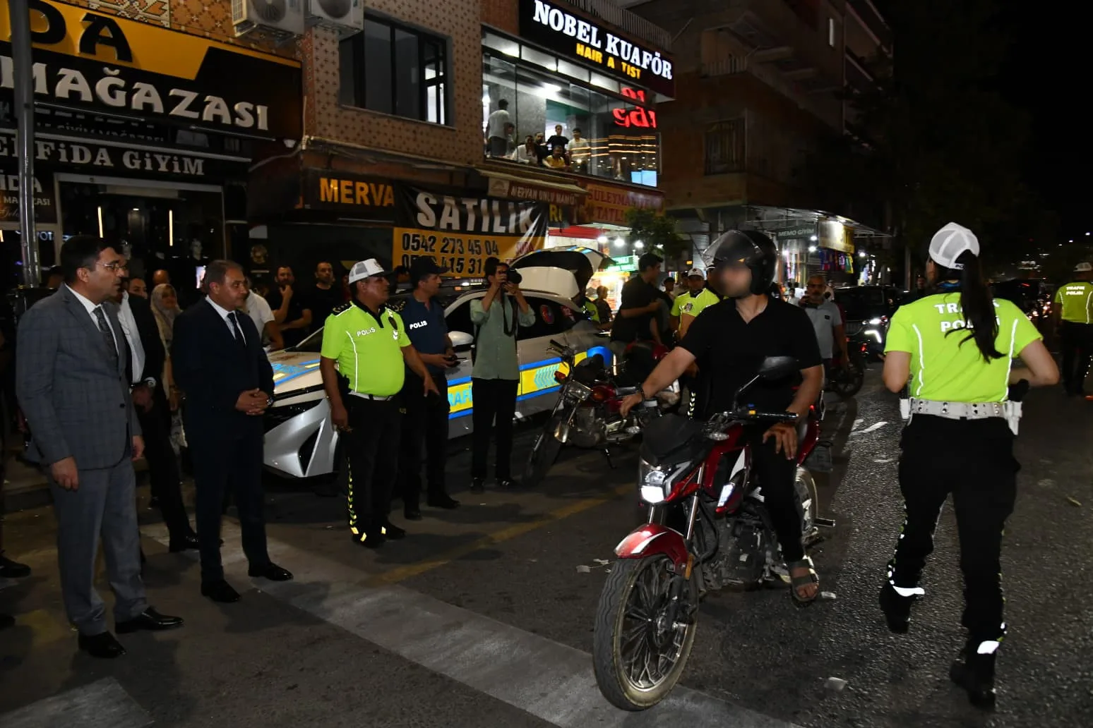 Validen, uygulamada karşılaştığı anneye çocuk uyarısı