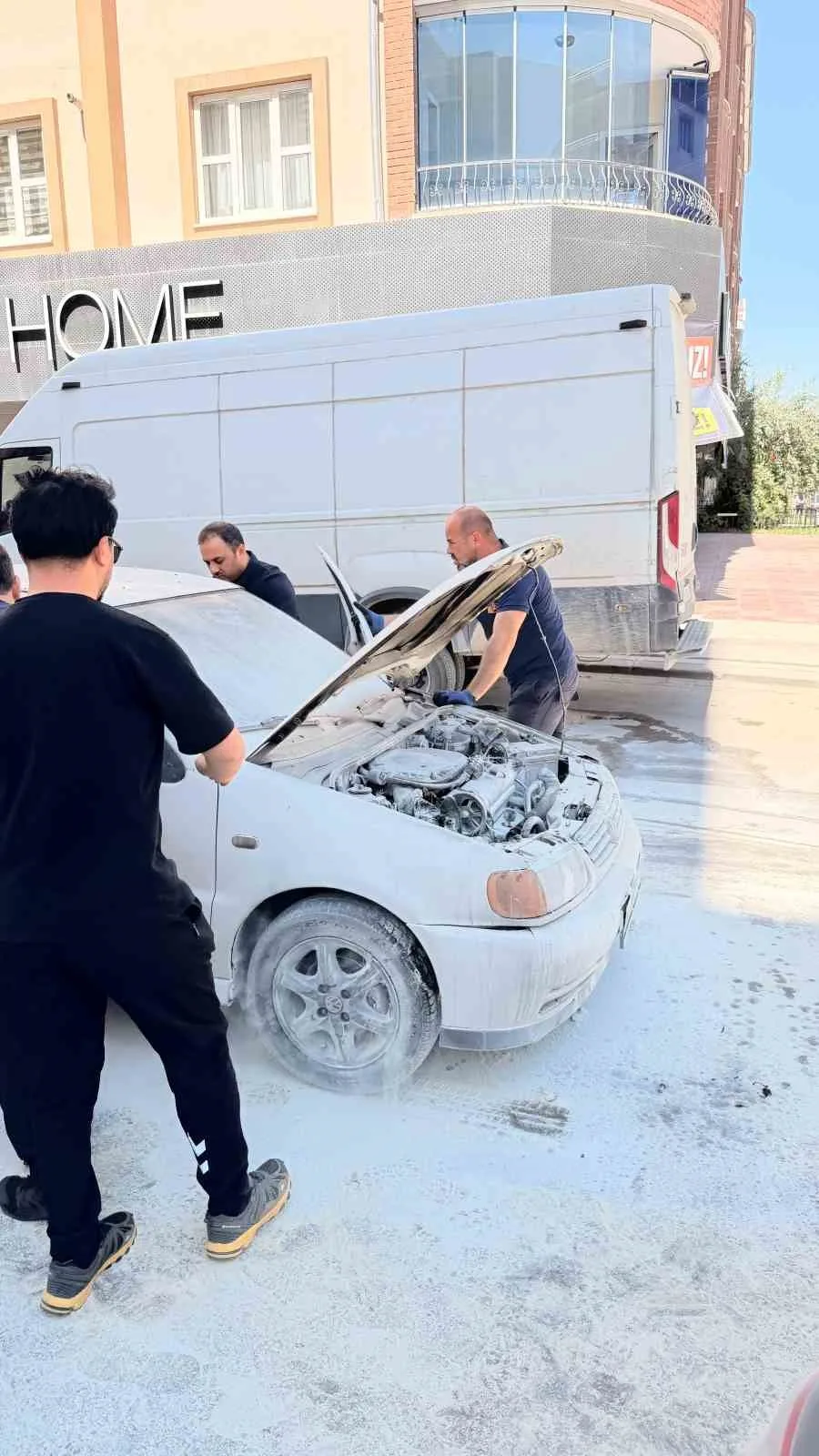 Van’da seyir halindeki otomobilin motoru yandı