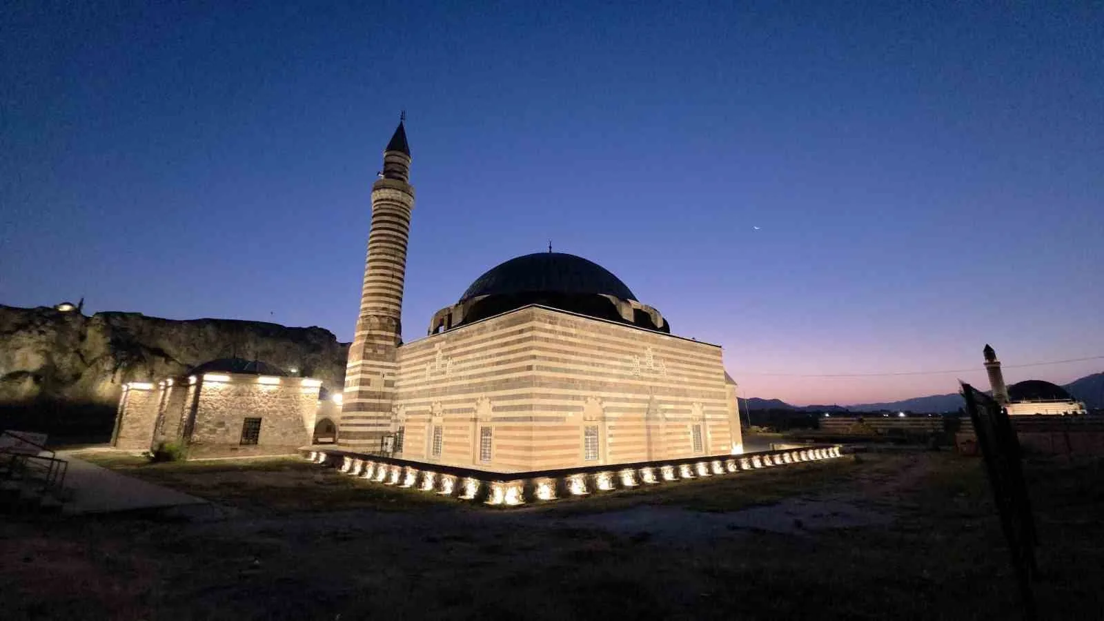Van semalarında hilal Ay ve Mars, tarihi camilerle aynı karede