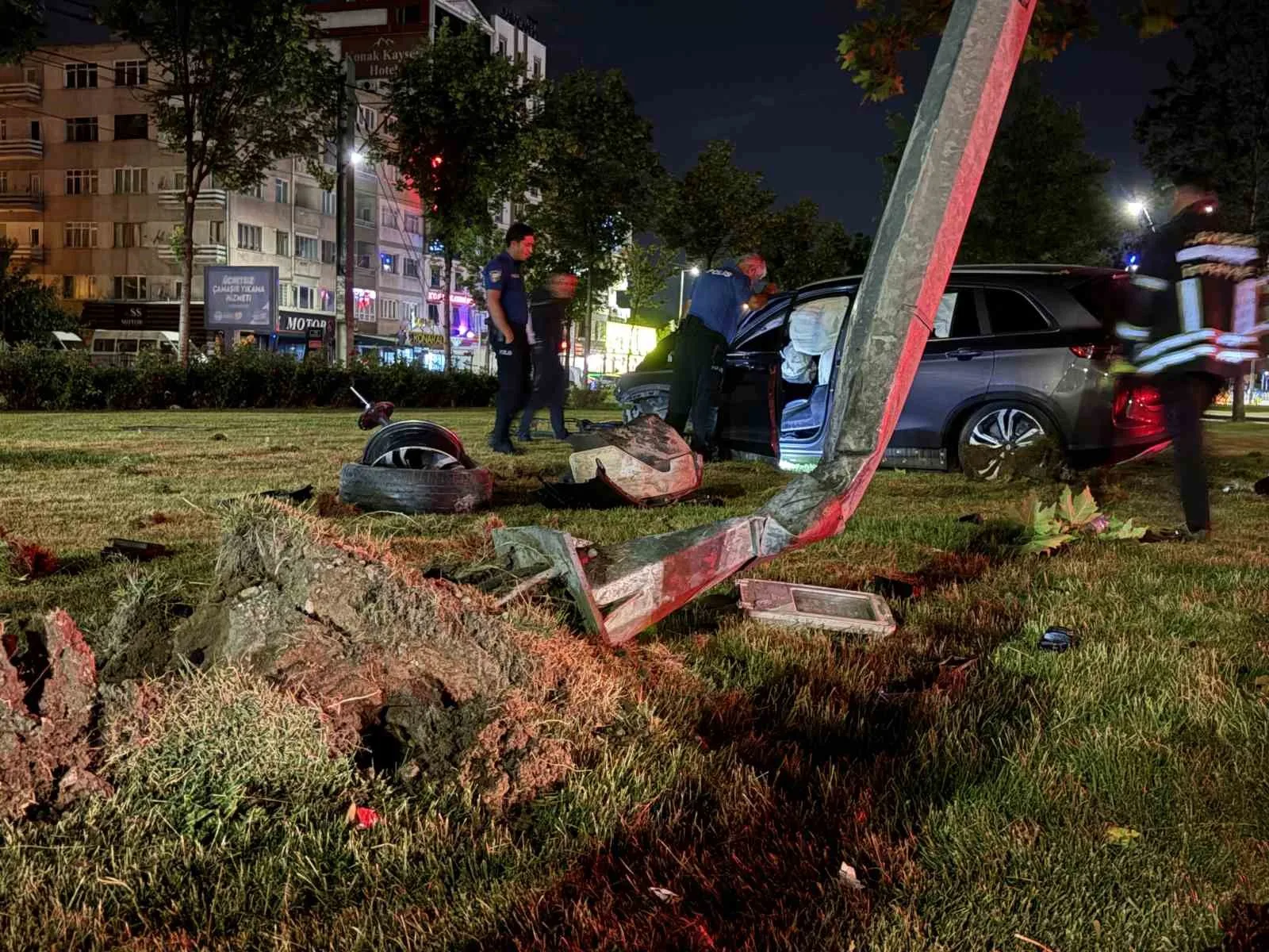 Virajı alamayan SUV araç aydınlatma direğini yerinden söktü: 1 yaralı