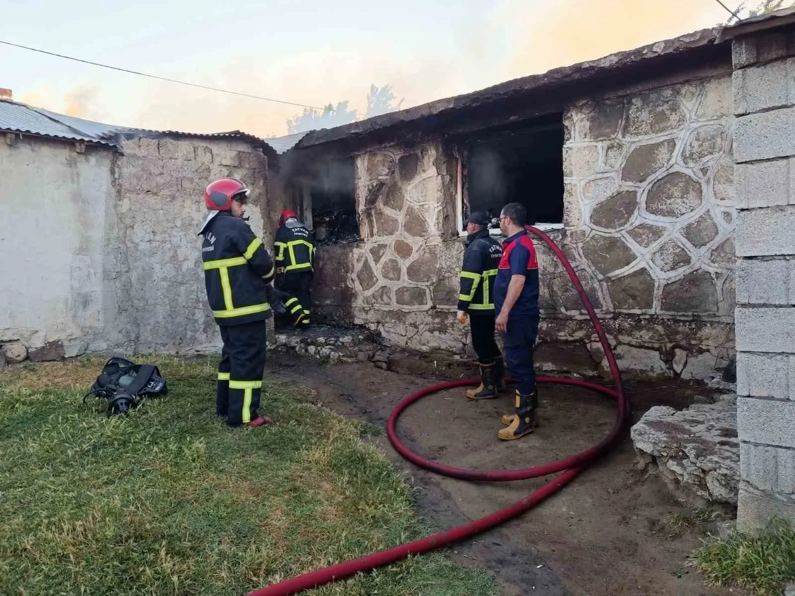 Yangına uykuda yakalanan 22 kişilik aile kurtarıldı